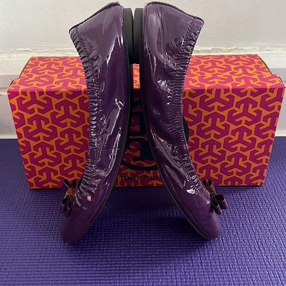 Tory Burch Eddie Patent Bow Flex Ballet Flat, plum purple, size 7.5 - Picture 4 of 5